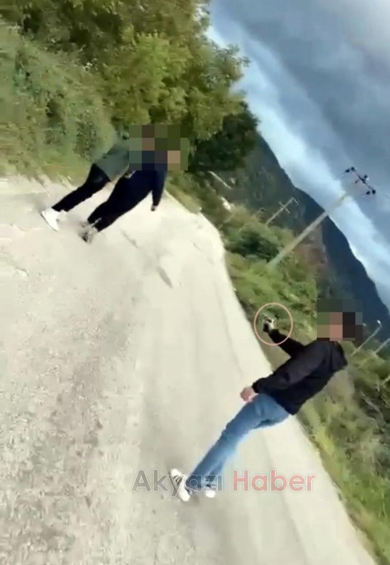 Önce havaya sonrasında ise arkadaşına doğru ateş etti