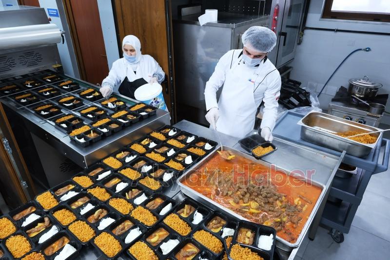 Büyükşehir 1300 öğün yemek ulaştırıyor