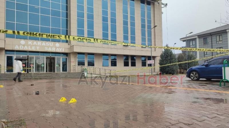 Boşanmak isteyen eşini adliye önünde vurdu