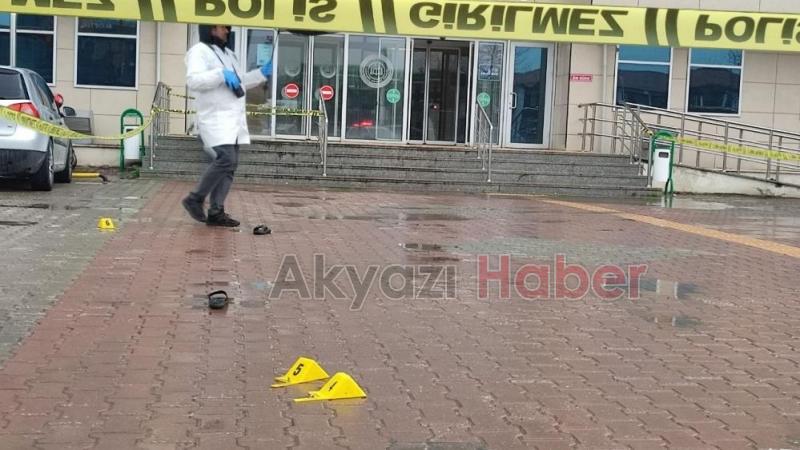 Boşanmak isteyen eşini adliye önünde vurdu