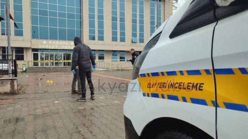 Boşanmak isteyen eşini adliye önünde vurdu