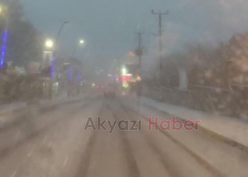 Akyazı kar yağışı ile beyaza büründü