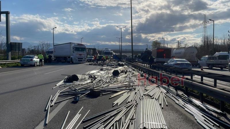 Otoyolu savaş alanına çeviren kaza