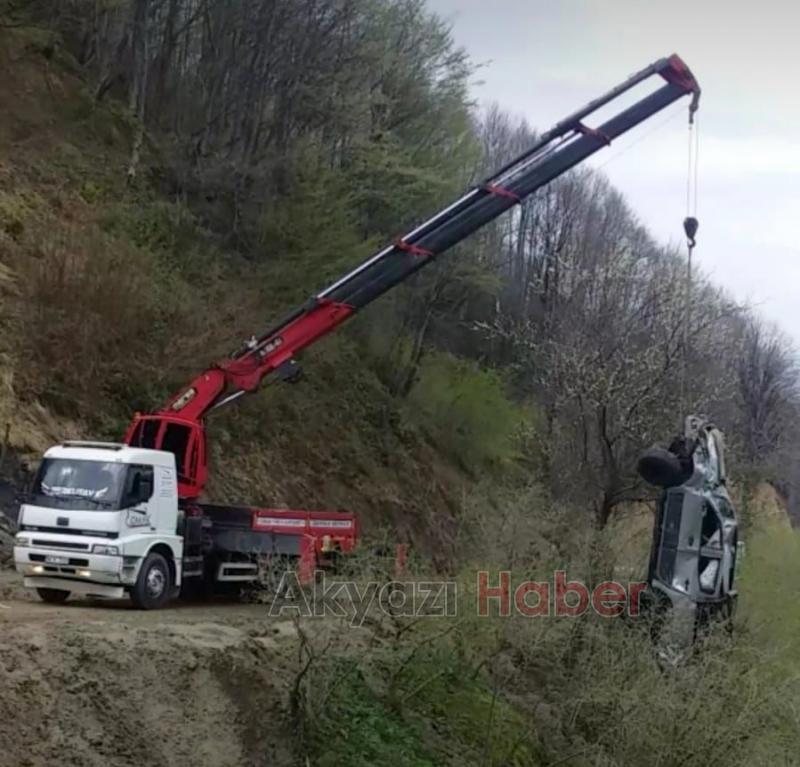 Dereye yuvarlanan araçtan yaralı çıktılar