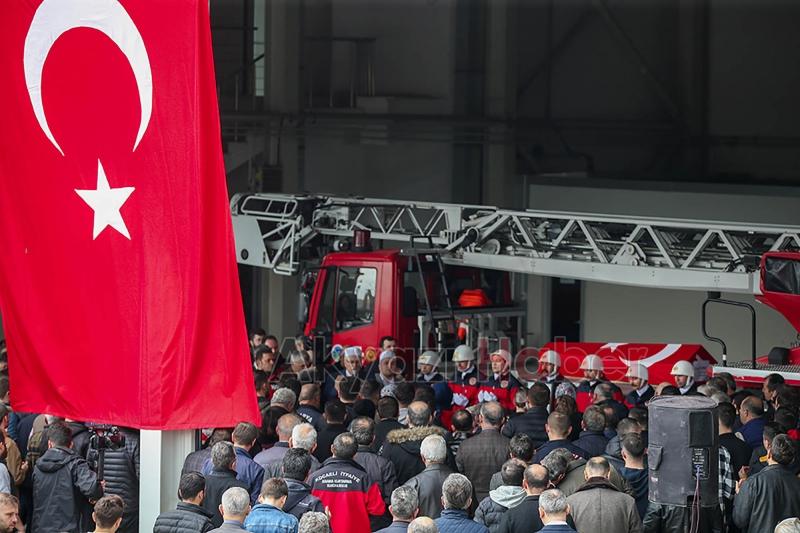 Yangına müdahalede hayatını kaybeden genç itfaiyeciye acı veda