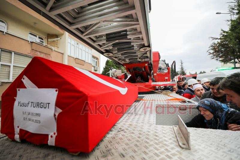 Yangına müdahalede hayatını kaybeden genç itfaiyeciye acı veda