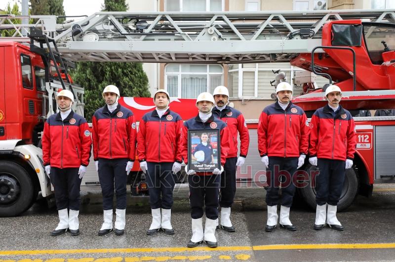 Yangına müdahalede hayatını kaybeden genç itfaiyeciye acı veda