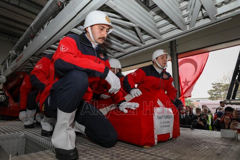Yangına müdahalede hayatını kaybeden genç itfaiyeciye acı veda