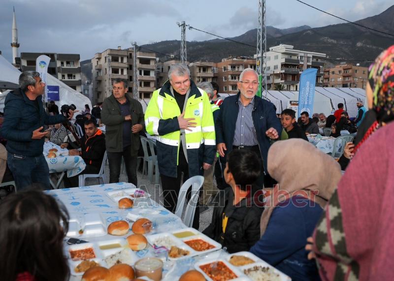 Başkan Yüce depremzedelerle iftar açtı