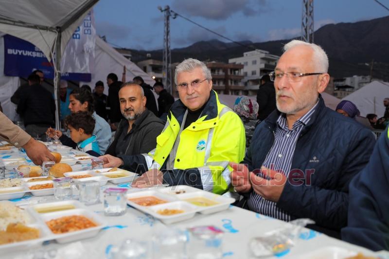 Başkan Yüce depremzedelerle iftar açtı