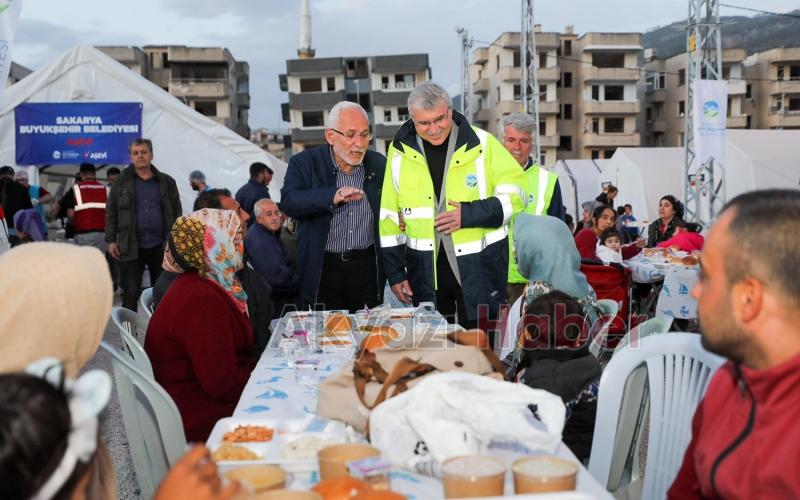 Başkan Yüce depremzedelerle iftar açtı