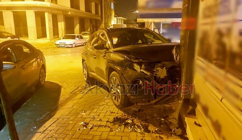 Kaza yapan otomobil az kalsın iş yerine giriyordu