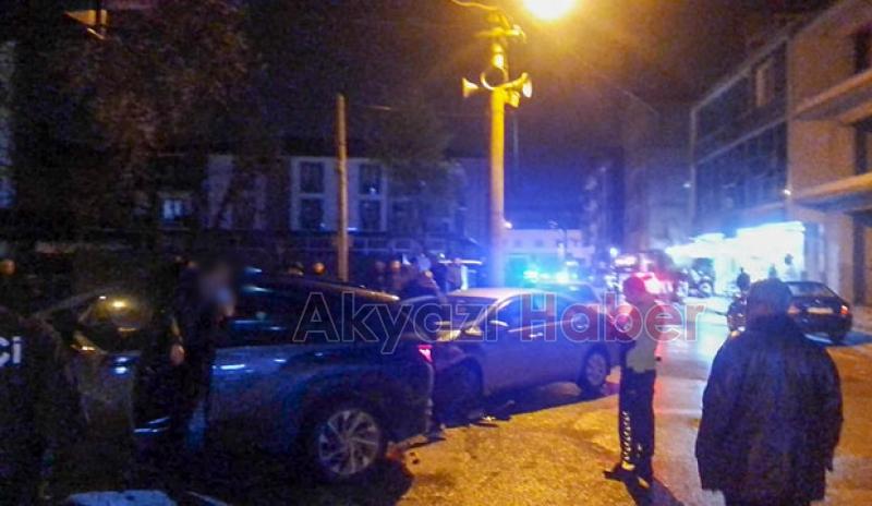 Kaza yapan otomobil az kalsın iş yerine giriyordu