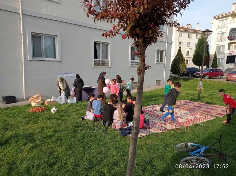 Akyazı TOKİ'de hacivat karagöz gösterimi