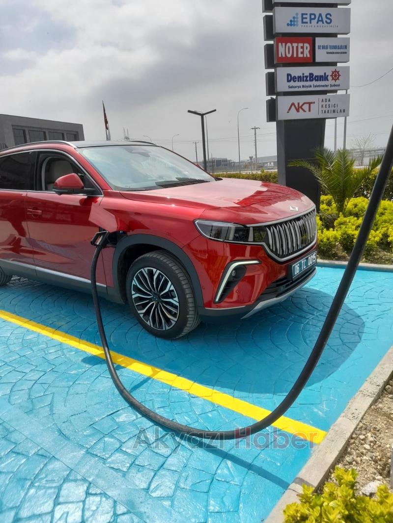 Bakan Varank makam aracı Togg'u Sakarya'da şarj etti