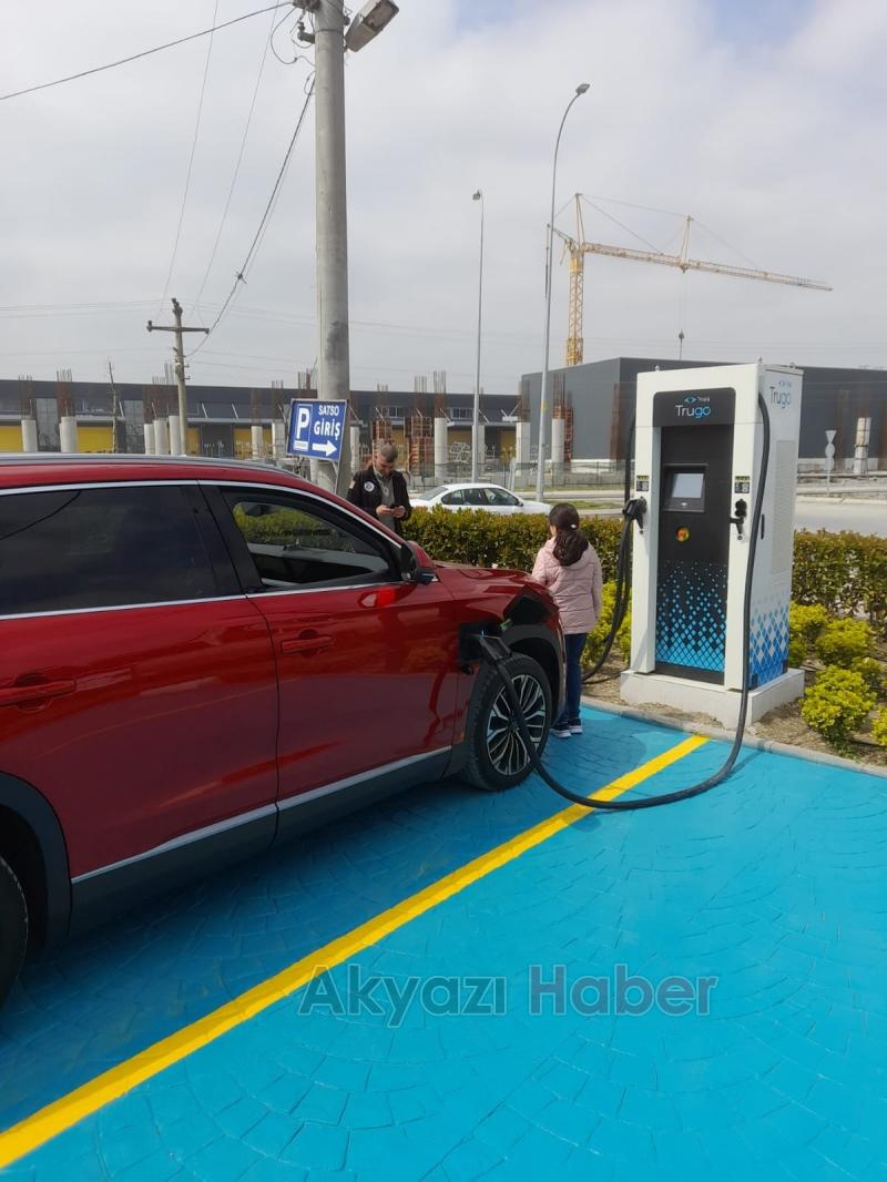 Bakan Varank makam aracı Togg'u Sakarya'da şarj etti