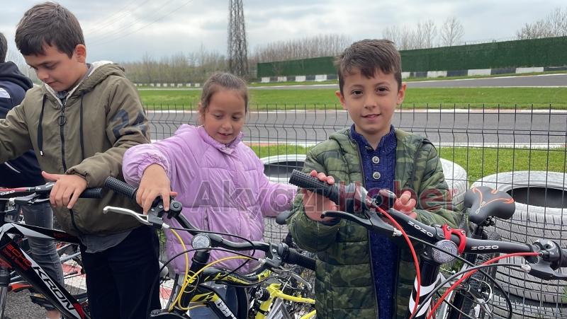 Sofuoğlu'ndan minik depremzedelere bisiklet hediyesi
