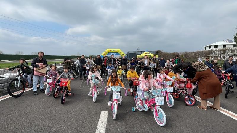 Sofuoğlu'ndan minik depremzedelere bisiklet hediyesi