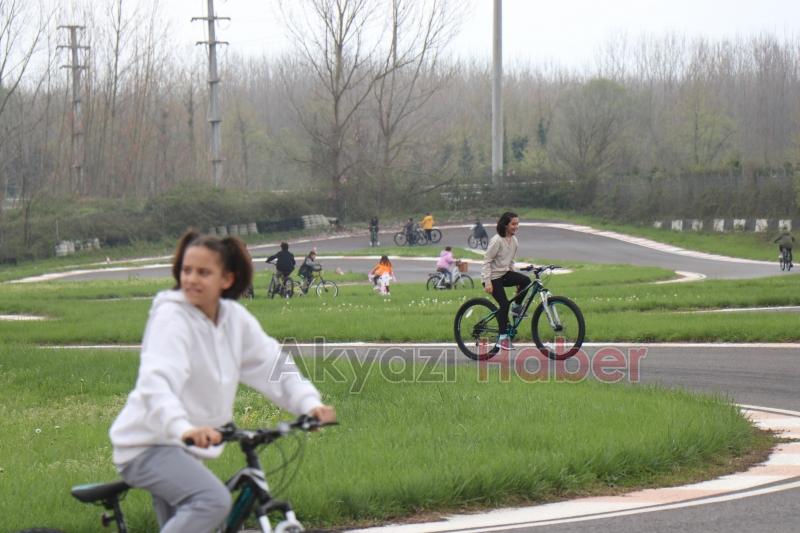 Sofuoğlu'ndan minik depremzedelere bisiklet hediyesi