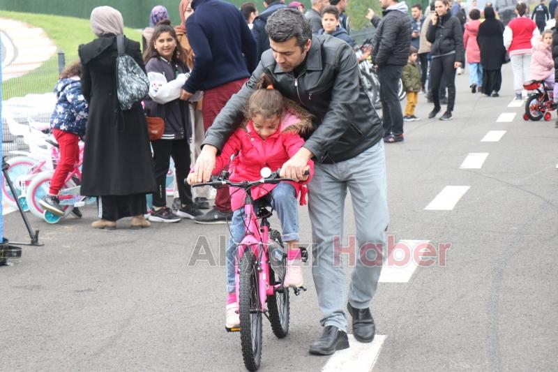 Sofuoğlu'ndan minik depremzedelere bisiklet hediyesi
