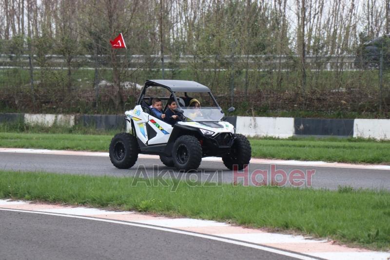 Sofuoğlu'ndan minik depremzedelere bisiklet hediyesi