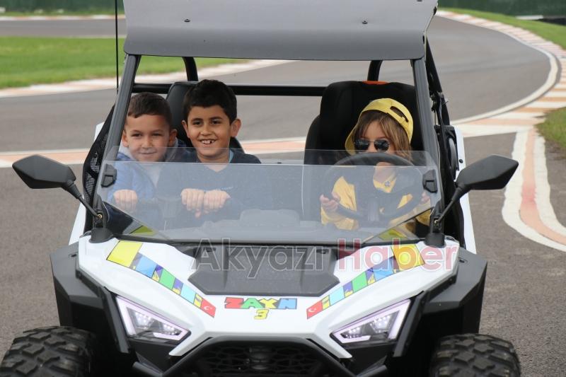 Sofuoğlu'ndan minik depremzedelere bisiklet hediyesi