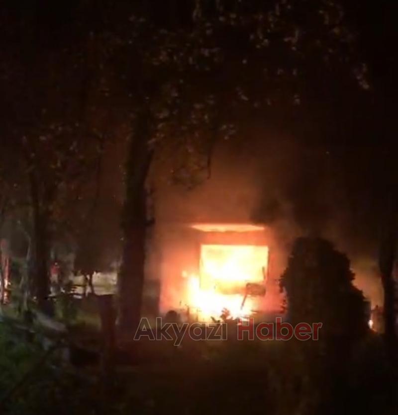 Alev alev yanan depoda kundaklama şüphesi