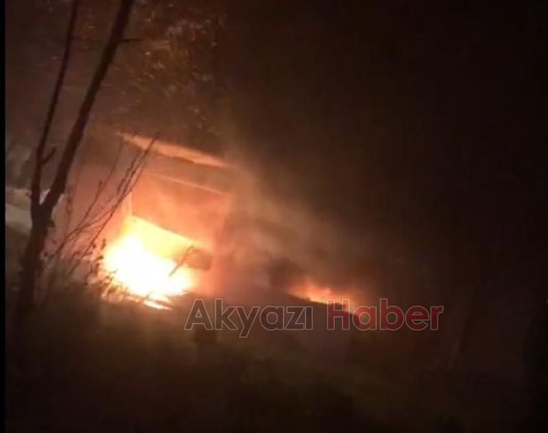 Alev alev yanan depoda kundaklama şüphesi