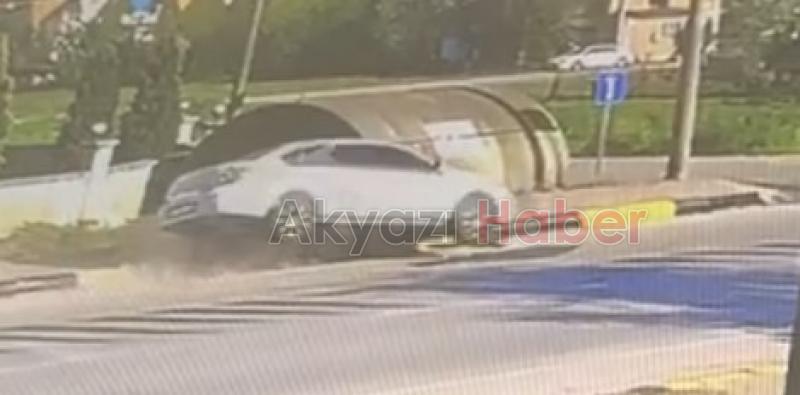 Akyazı'da kaza anı kameraya yansıdı