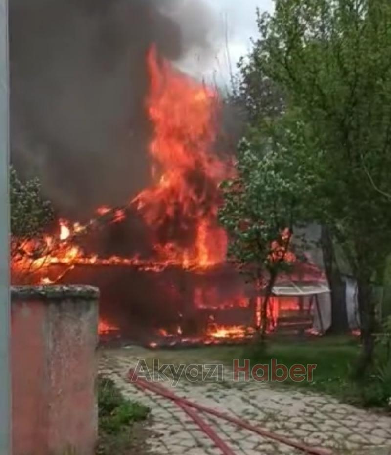 Akyazı'da gurbetçinin evi yandı
