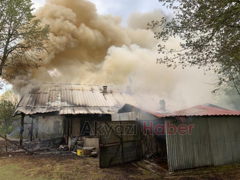 Akyazı'da gurbetçinin evi yandı