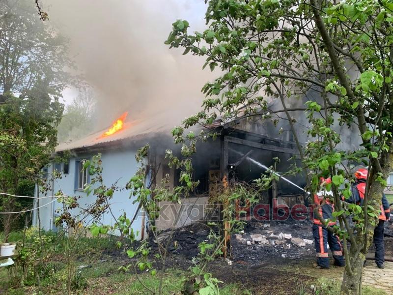 Akyazı'da gurbetçinin evi yandı
