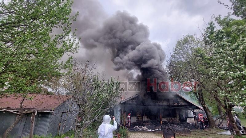 Akyazı'da gurbetçinin evi yandı
