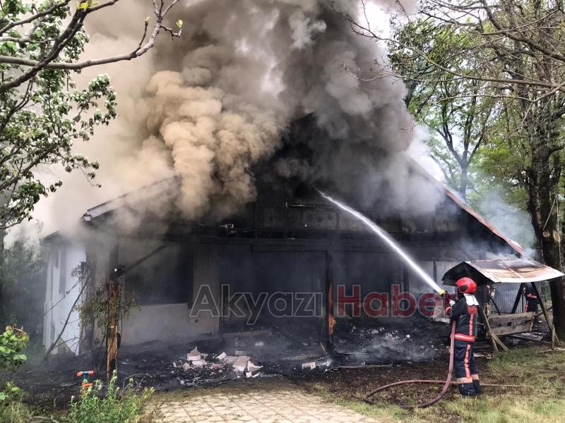 Akyazı'da gurbetçinin evi yandı