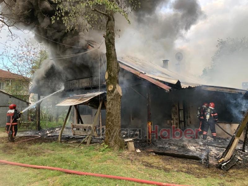 Akyazı'da gurbetçinin evi yandı