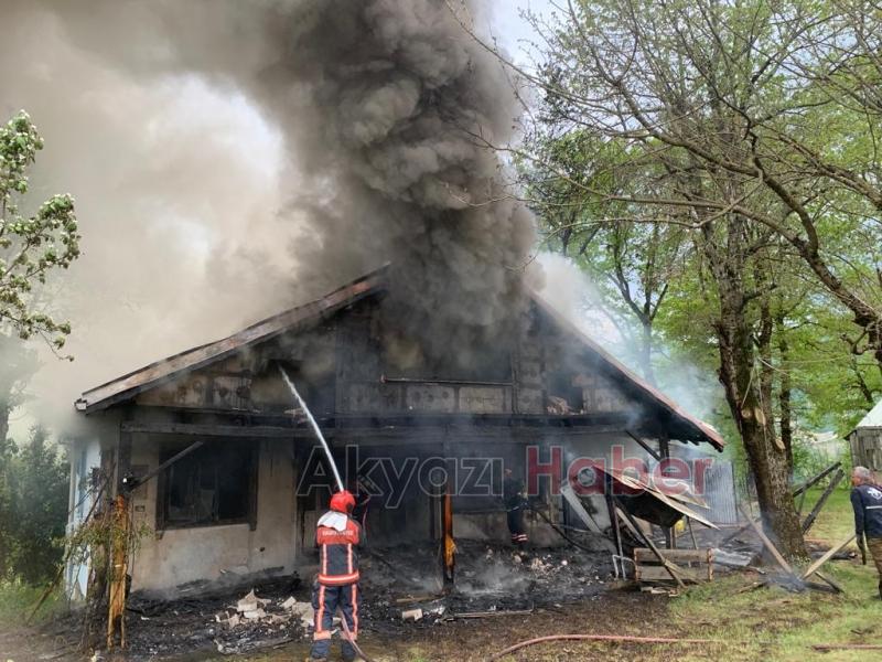 Akyazı'da gurbetçinin evi yandı