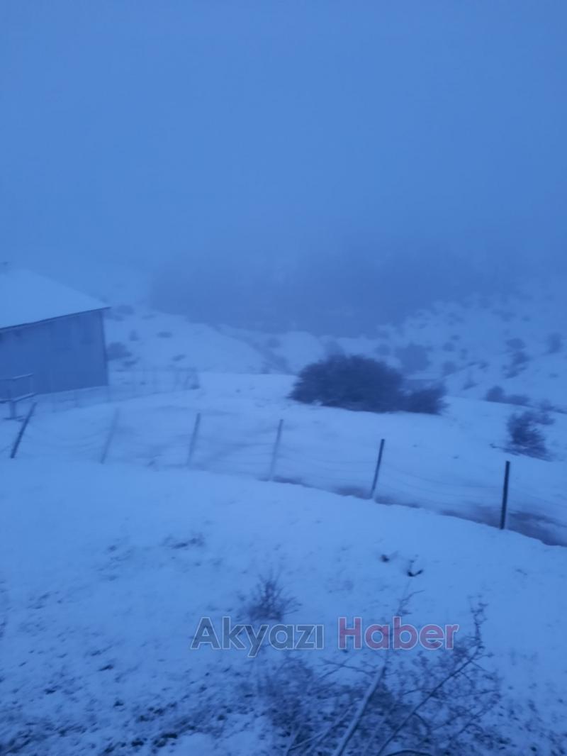 Yaylalar kar yağışı ile beyaza büründü