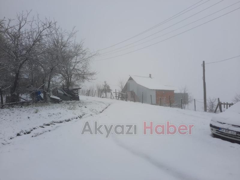 Yaylalar kar yağışı ile beyaza büründü