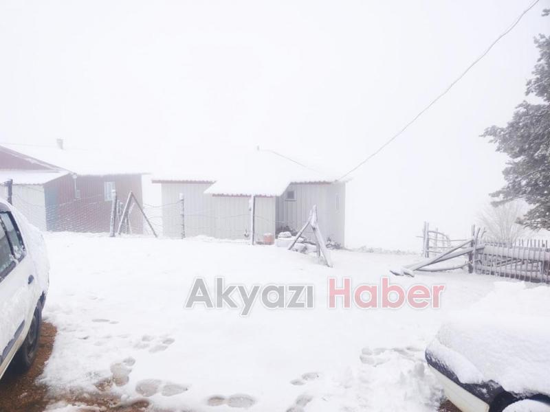 Yaylalar kar yağışı ile beyaza büründü