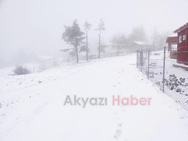 Yaylalar kar yağışı ile beyaza büründü