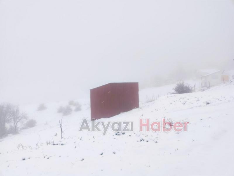 Yaylalar kar yağışı ile beyaza büründü