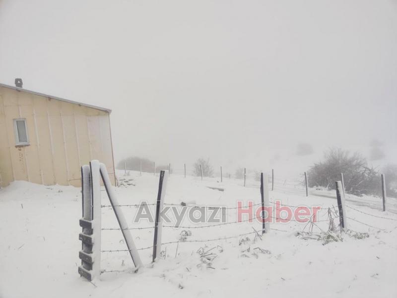 Yaylalar kar yağışı ile beyaza büründü