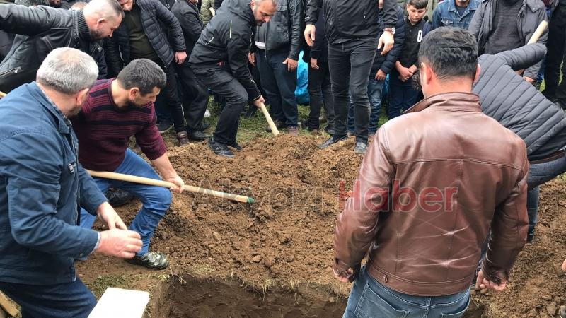 Kazada ölen 2 kişi toprağa verildi