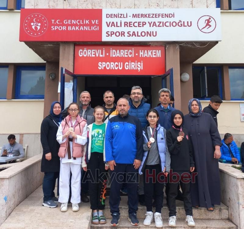 Akyazılı karatecilerden 2 altın, 1 bronz madalya