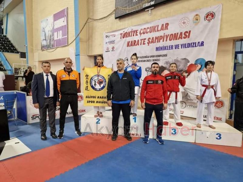 Akyazılı karatecilerden 2 altın, 1 bronz madalya