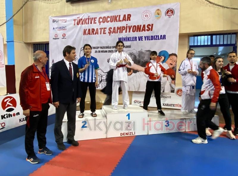 Akyazılı karatecilerden 2 altın, 1 bronz madalya