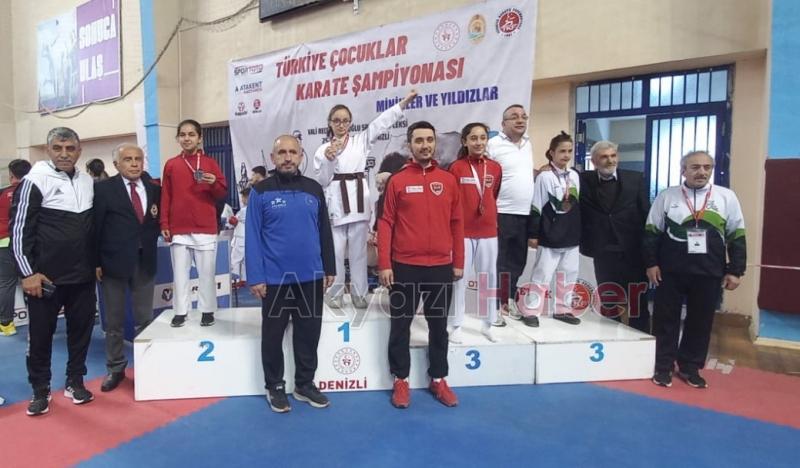 Akyazılı karatecilerden 2 altın, 1 bronz madalya