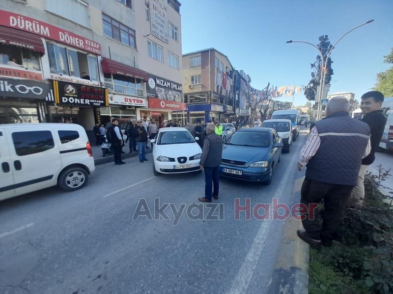 Akyazı'da kaza sonrası trafik kilitlendi