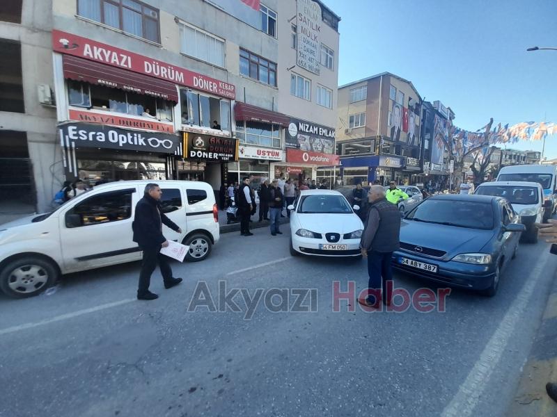Akyazı'da kaza sonrası trafik kilitlendi