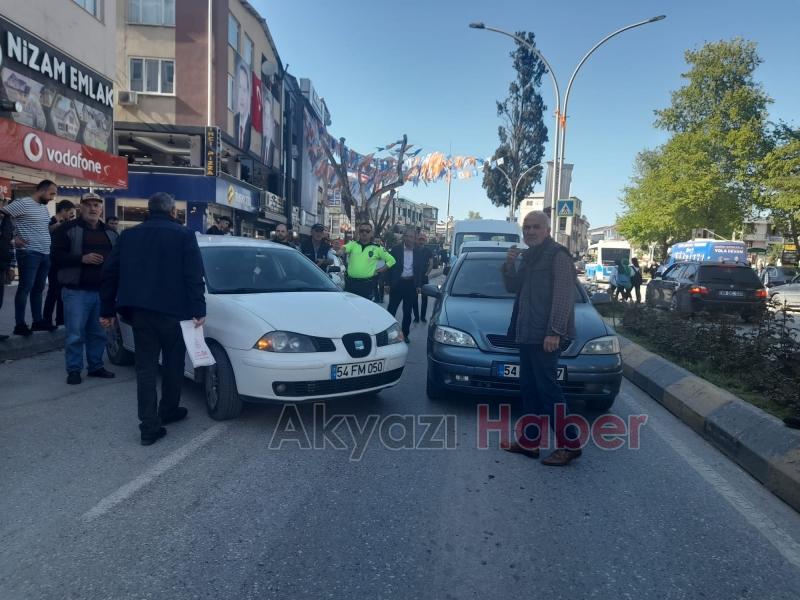 Akyazı'da kaza sonrası trafik kilitlendi